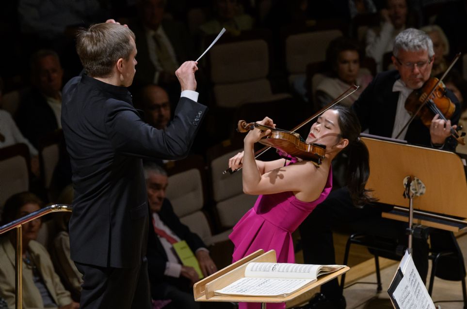 Esther Yoo, Vasily Petrenko y la Royal Philharmonic Orchestra en Ibermsica