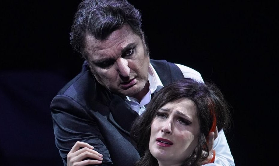 Adela Zaharia (Gilda) y Ludovic Tzier (Rigoletto) en el Rigoletto del Teatro Real