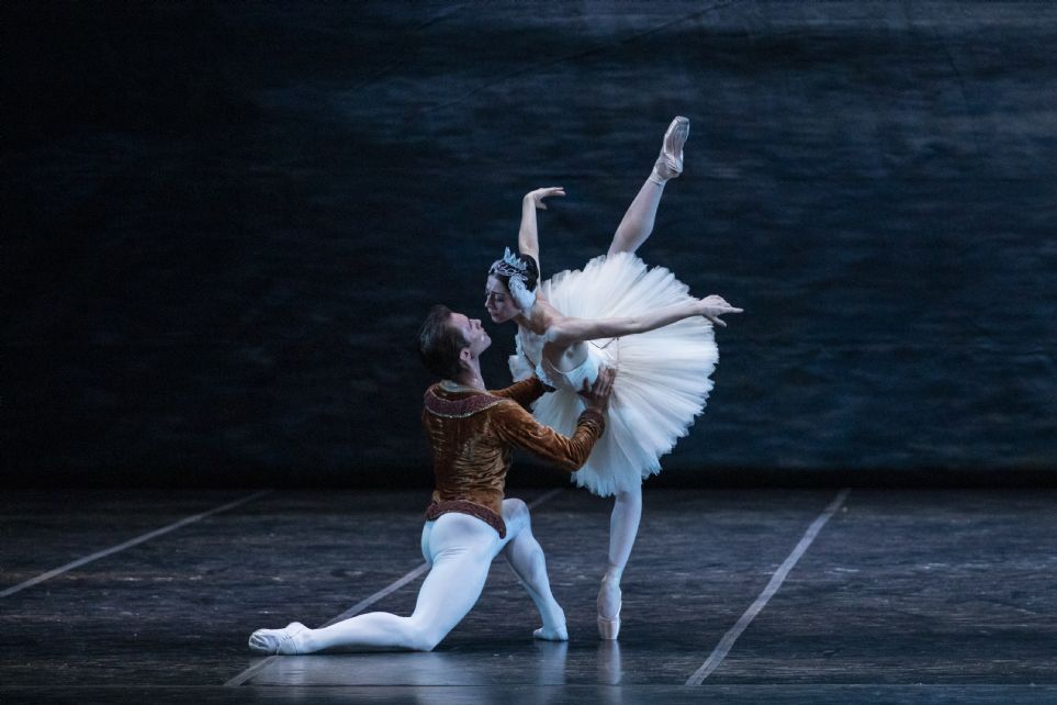 Crítica: «El lago de los cisnes» de Tchaikovsky en el Teatro Comunale - El Lago De Los Cisnes Tchaikovsky
