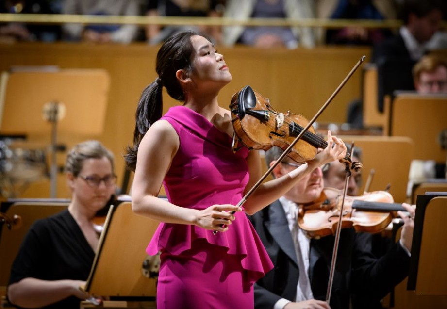 Esther Yoo con la Royal Philharmonic Orchestra en Iberm�sica