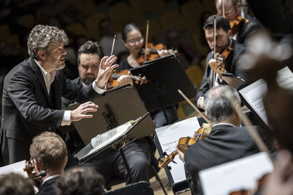 Pablo Heras-Casado dirige a la Orquesta de la Comunidad Valenciana