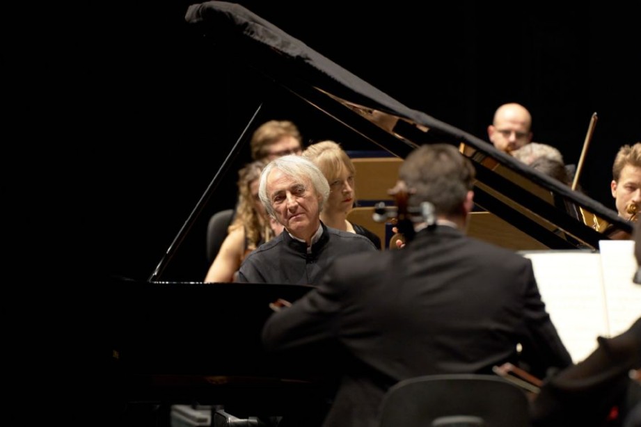 Jean-Efflam Bavouzet y Charles Dutoit con la Sinf�nica de Sevilla