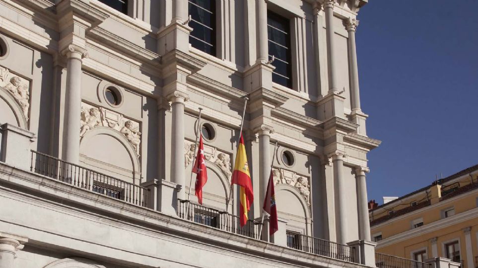 El Real, con las banderas a media asta