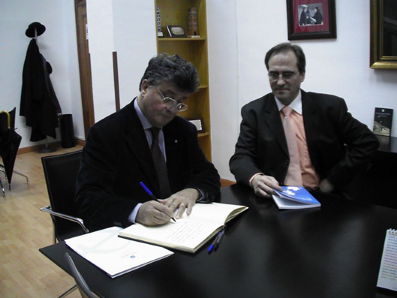 Aldo Ceccato firma en el  Libro de Personalidades del CONSMUPA