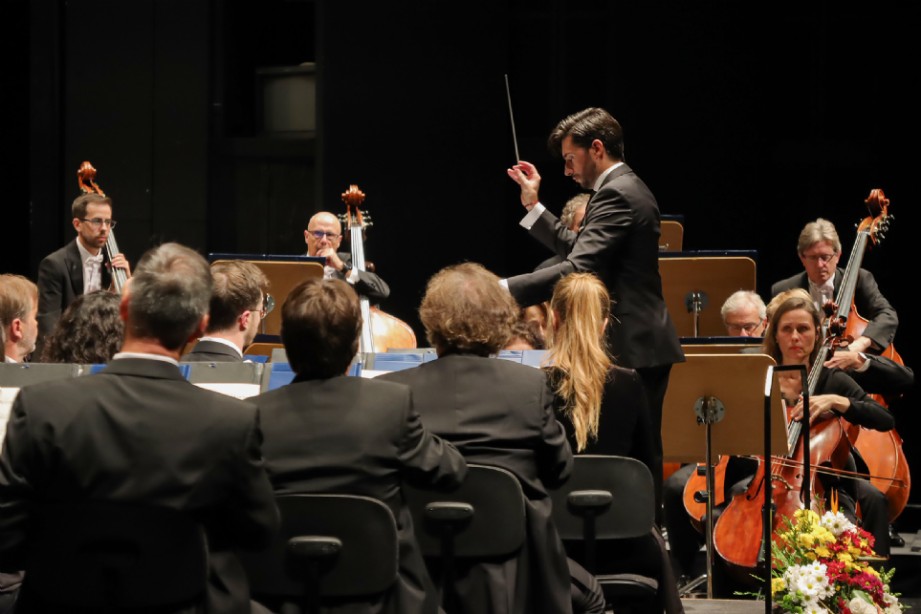 Antonio M�ndez, Jaeden Izik-Dzurko y la Sinf�nica de Sevilla