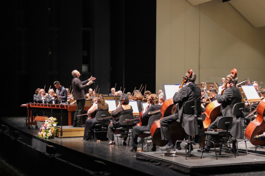 Conrado Moya y el director Sebastian Perlowski  con la Sinf�nica de Sevilla