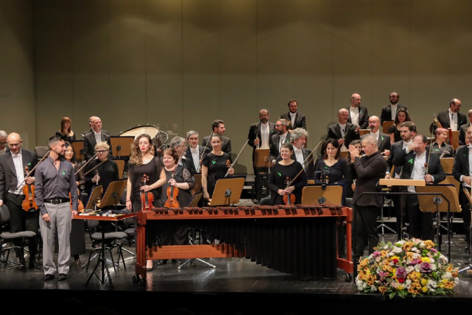 Conrado Moya y el director Sebastian Perlowski  con la Sinf�nica de Sevilla