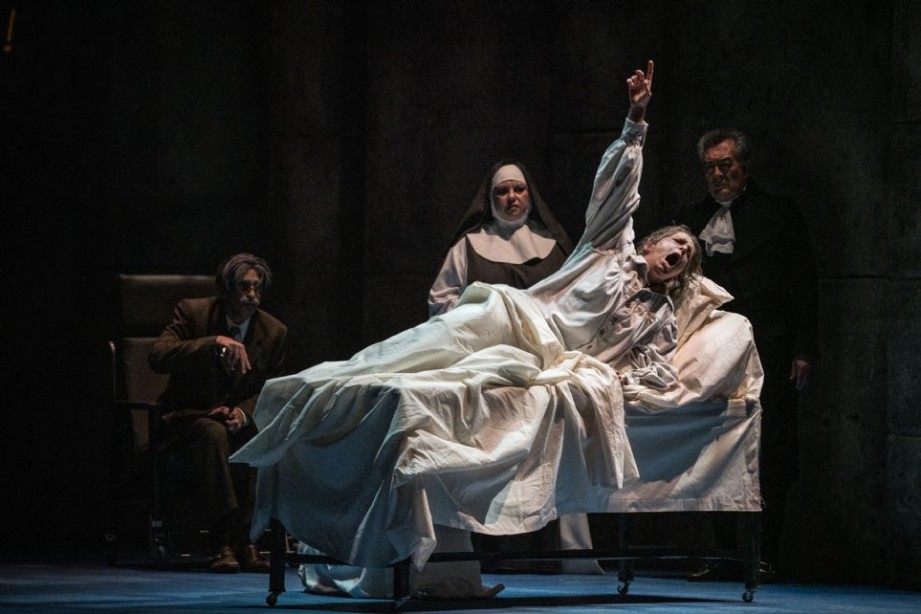 �Di�logos de carmelitas� en el Teatro Villamarta de Jerez