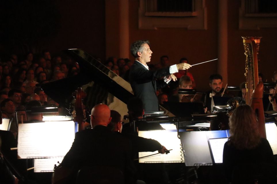 Cr�tica de la Real Orquesta Sinf�nica de Sevilla con Perianes y Lucas Mac�as