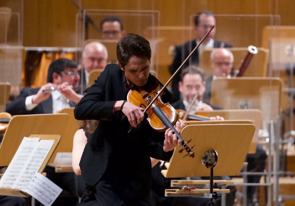 El violinista Javier Comesaacon debuta con la Orquesta Nacional de Espaa