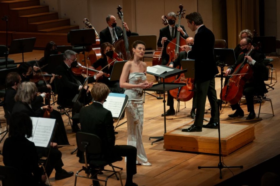 Lucas Mac�as y Chen Reiss