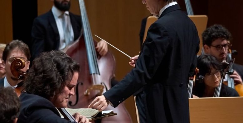 Lio Kuokman y Zuill Bailey  con la Sinfnica de la Regin de Murcia