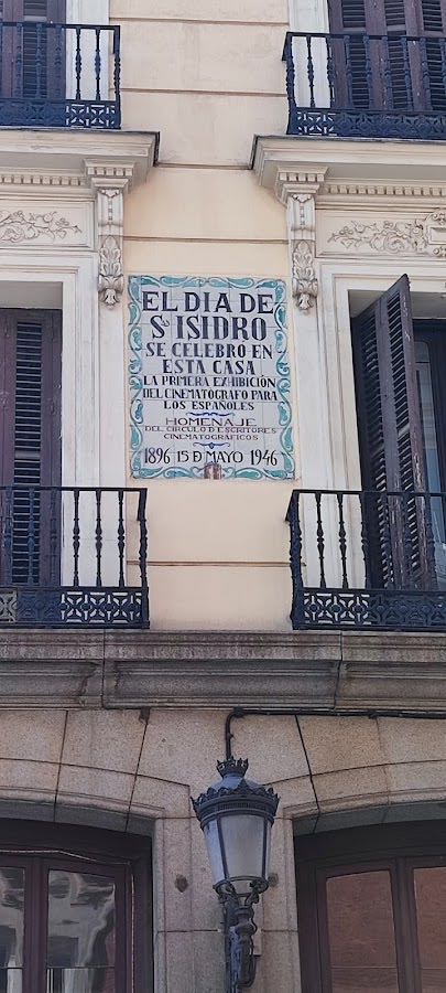 Cartel conmemorativo primera proyecci�n cinemat�grafo en Madrid