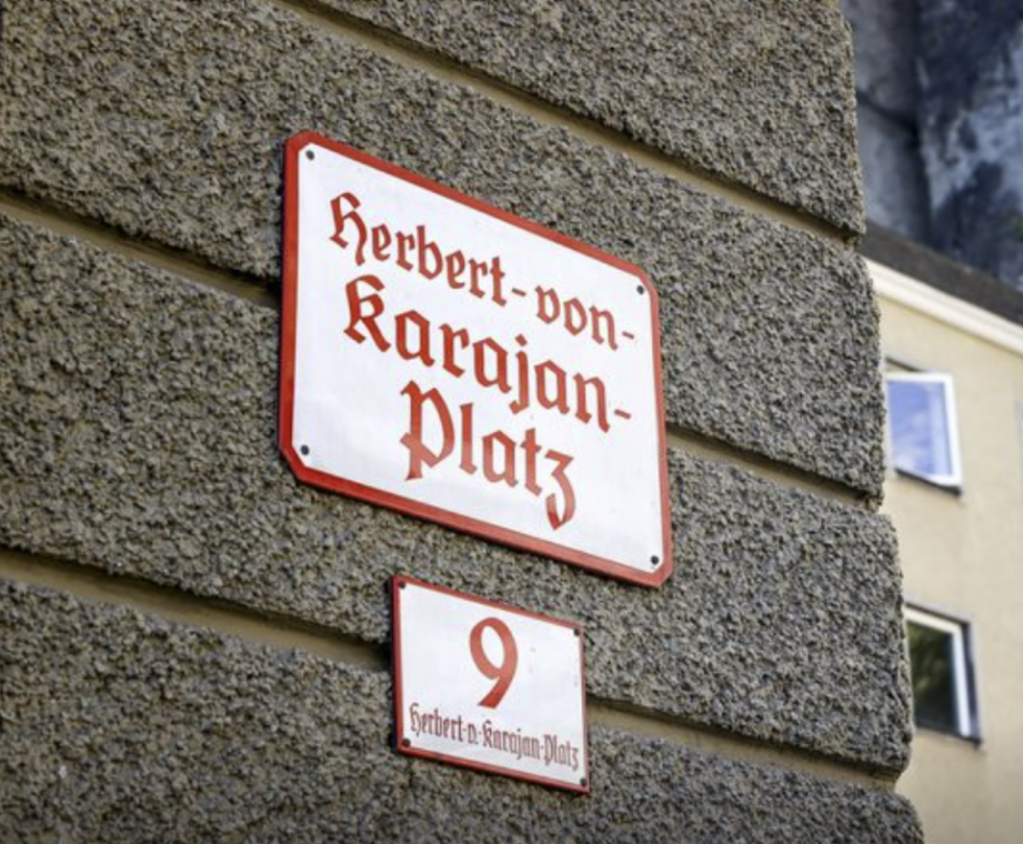 Plaza Herbert von Karajan en Salzburgo