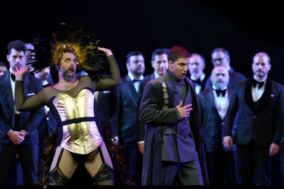 �tienne Dupuis (Rigoletto), Fernando Rad� (Conde Monterone) y Coro Titular del Teatro Real en Rigoletto