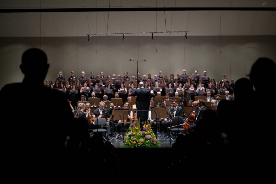 Guillermo Garcia Calvo dirigiendo la Novena sinfona de Beethoven con la Sinfnica de Sevilla