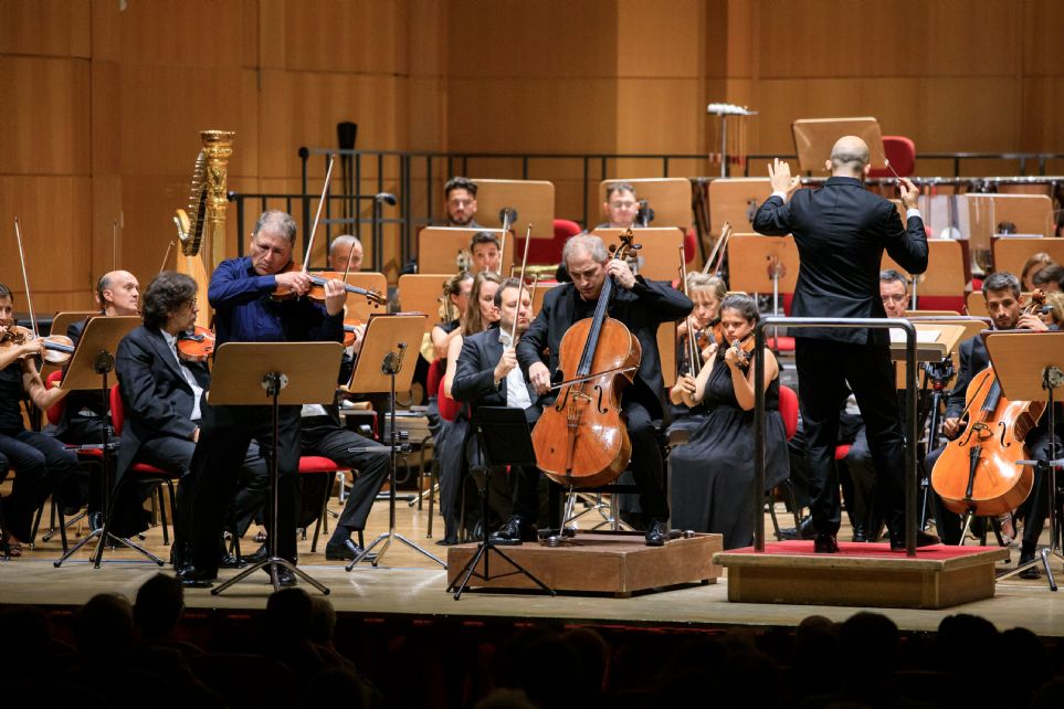 Giuseppe Mengoli dirigiendo a la la Orquesta del Teatro Comunale de Bolonia