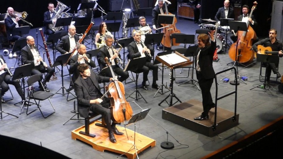 Ra�l Mir�s interpreta el �Concierto para violonchelo� de Friedrich Gulda con la Banda Municipal de La Coru�a