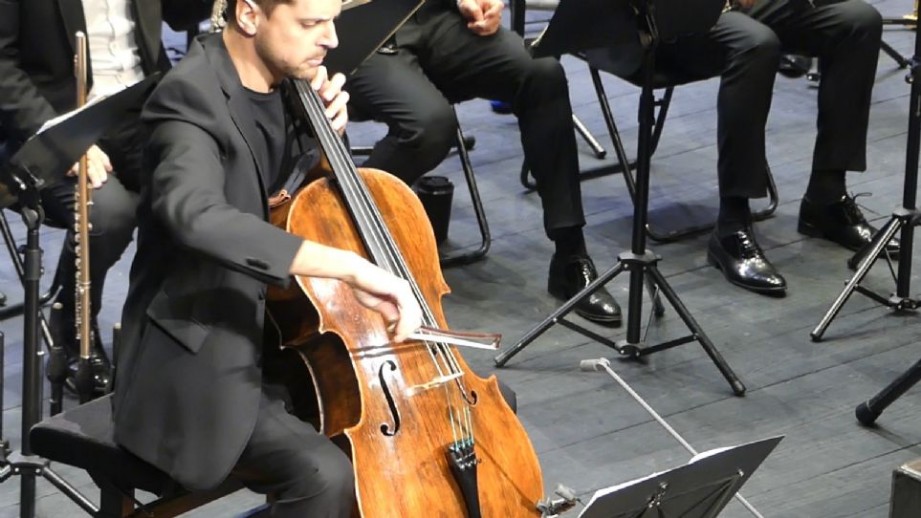 Ra�l Mir�s interpreta el �Concierto para violonchelo� de Friedrich Gulda con la Banda Municipal de La Coru�a