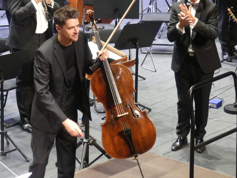 Ral Mirs interpreta el Concierto para violonchelo de Friedrich Gulda con la Banda Municipal de La Corua