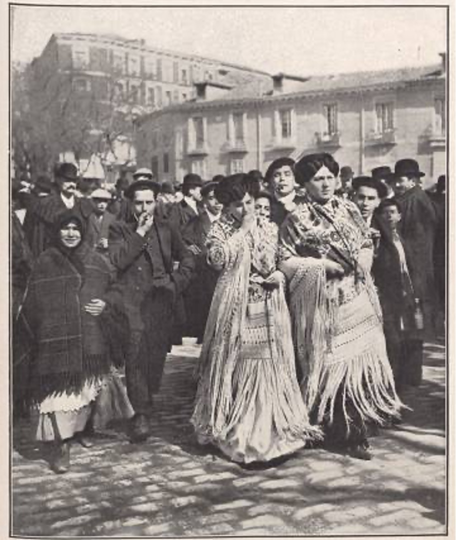 Mujeres camino de la verbena con sus mantones de Manila