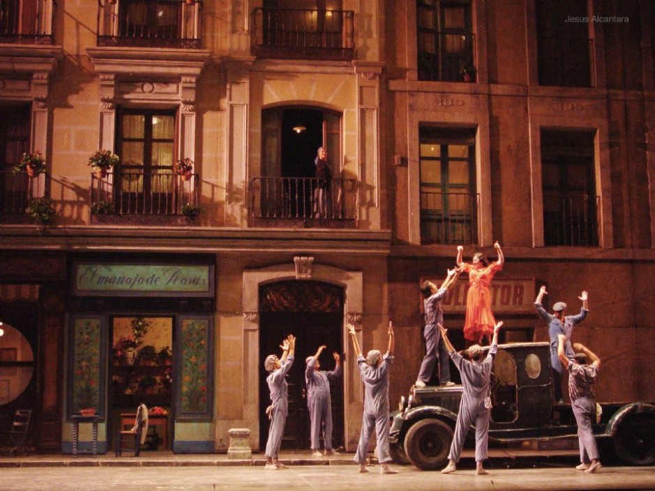 La famosa producción de «La del manojo de rosas» de Emilio Sagi vuelve al  Teatro de la Zarzuela