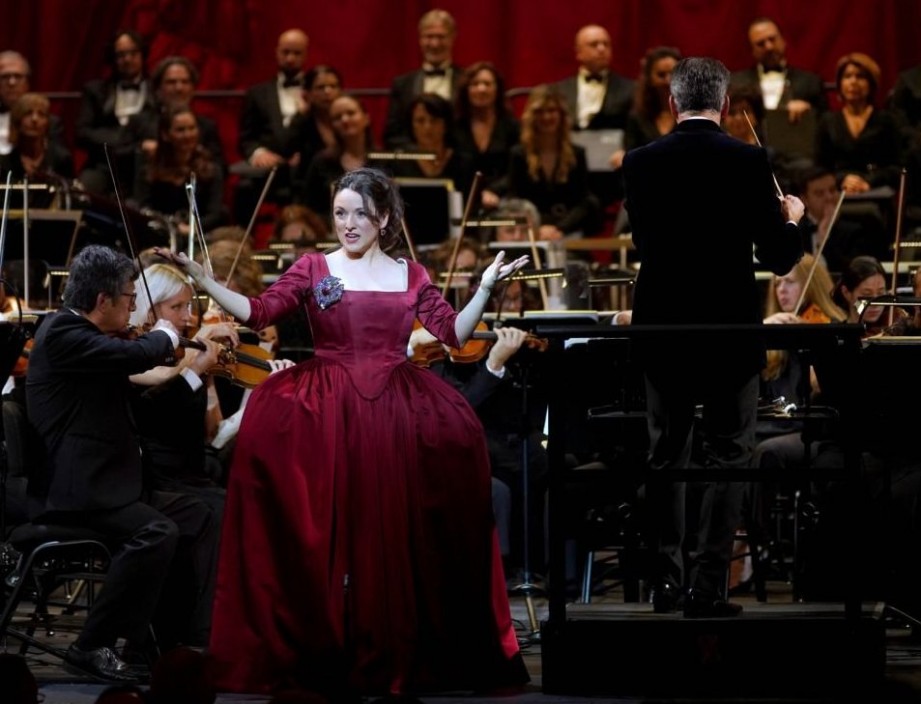 Ruth Iniesta y Lucas Mac�as en el Concierto de Navidad del Teatro de la Zarzuela
