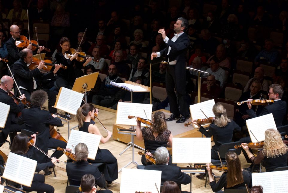 David Afkham dirige la Octava sinfona de Mahler con la Orquesta y Coro Nacionales de Espaa