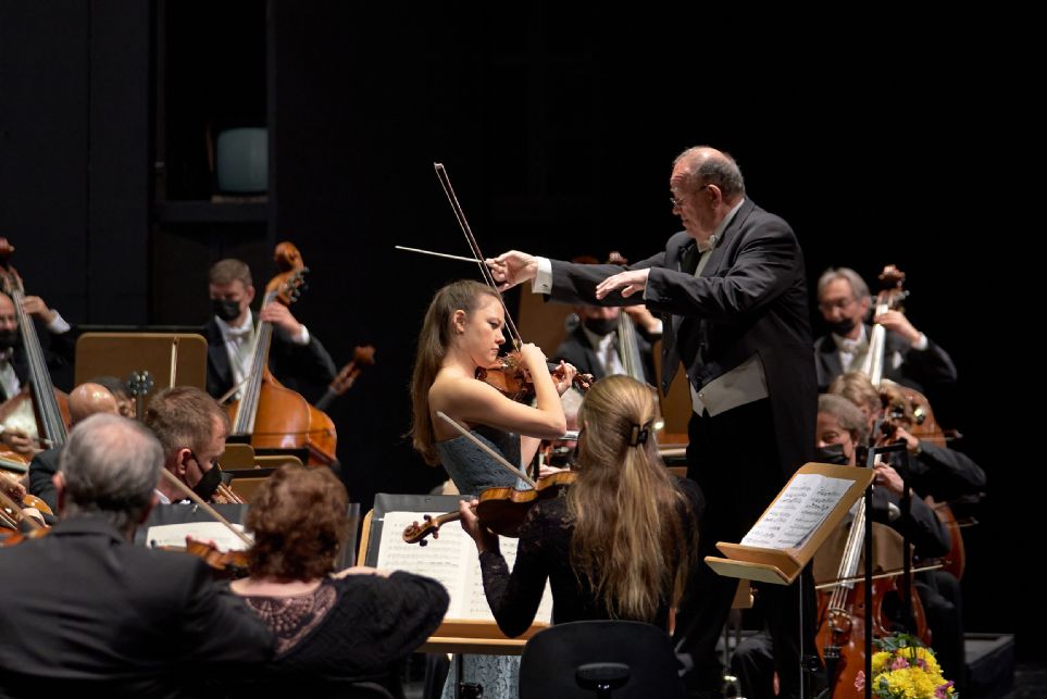 Alexandra Conunova y Marc Soustrot con la Real Orquesta Sinfónica de Sevilla