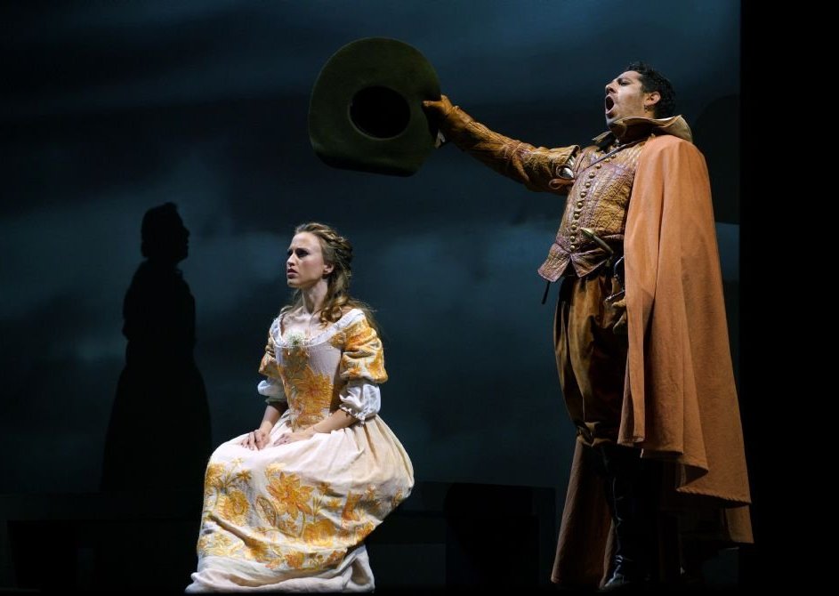 La soprano Roco Prez (Doa Ins) y el bartono Germn Olvera (Don Rodrigo) en El caballero de Olmedo del Teatro de la Zarzuela