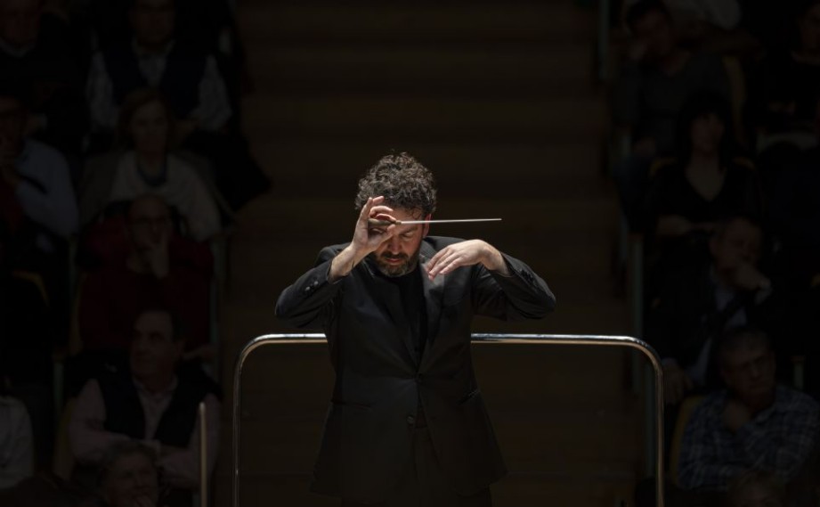 James Gaffigan dirigiendo la Novena de Bruckner con la Orquesta de la Comunidad Valenciana