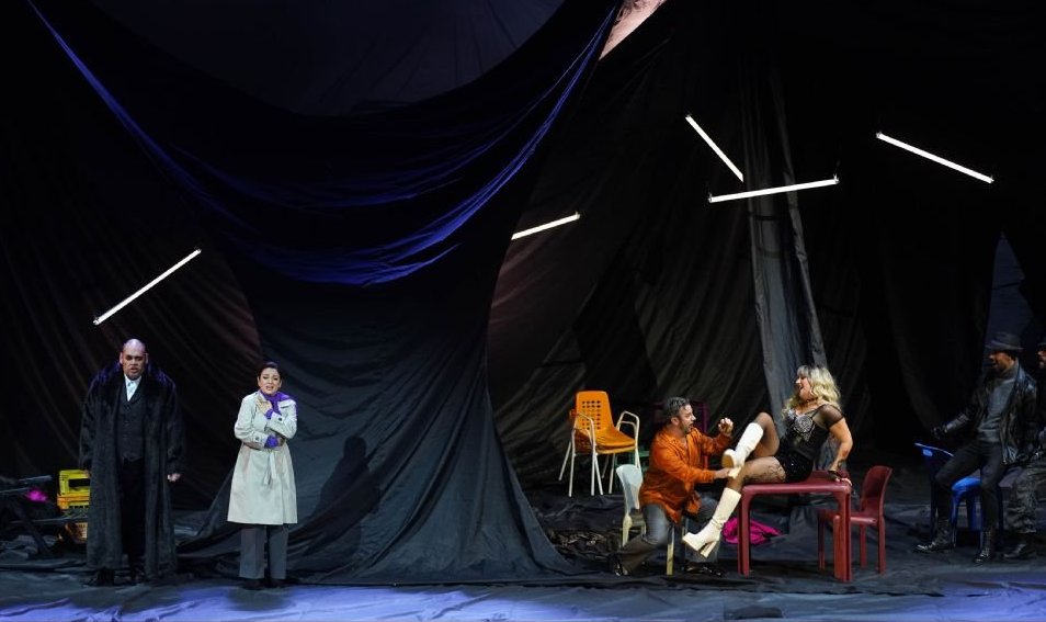Quinn Kelsey (Rigoletto), Ruth Iniesta (Gilda), Martina Belli (Maddalena), John Osborn (Duque de Mantua) en el Rigoletto del Teatro Real