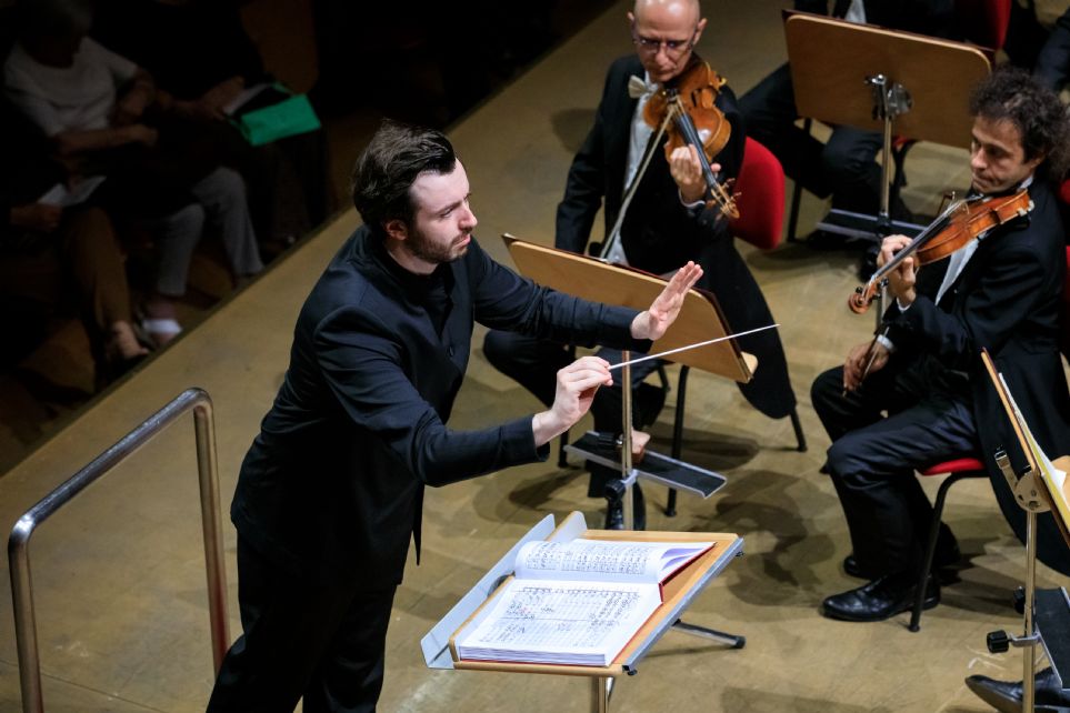 Martijn Dendievel con la Orquesta del Teatro Comunale de Bolonia