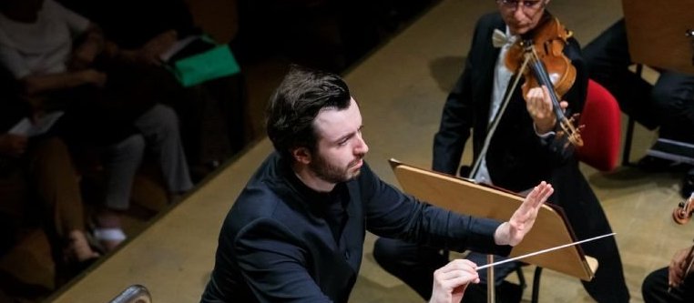 Martijn Dendievel con la Orquesta del Teatro Comunale de Bolonia