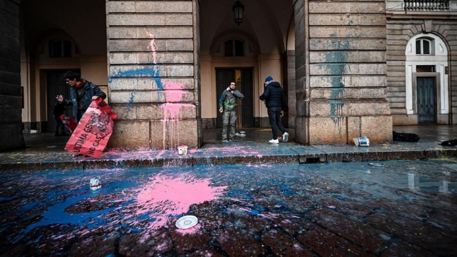 Lanzan pintura contra la fachada de La Scala de Miln