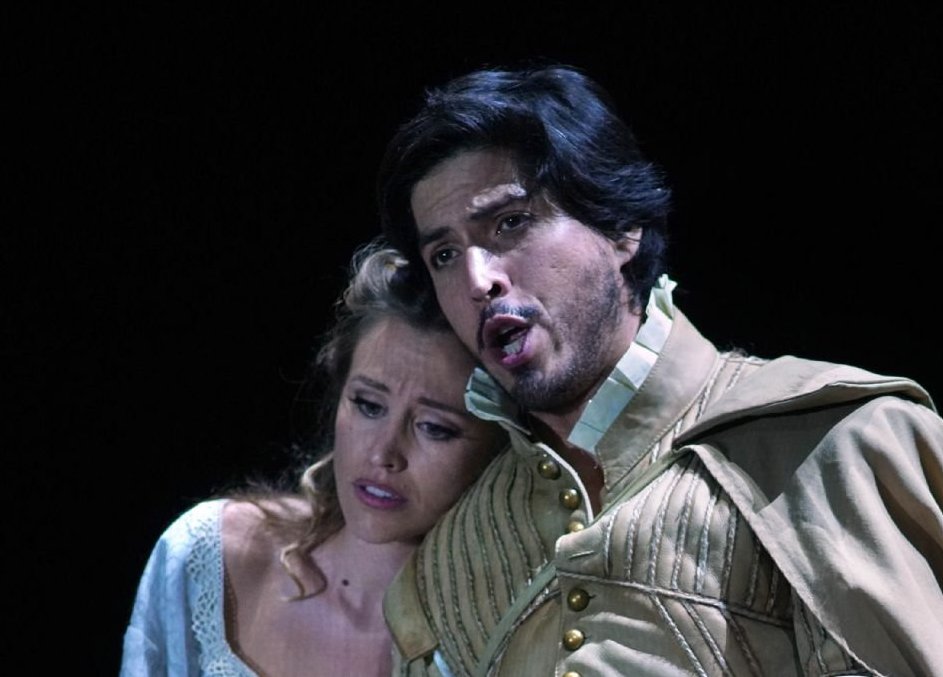 Rocío Pérez y Joel Prieto en «El caballero de Olmedo» del Teatro de la Zarzuela
