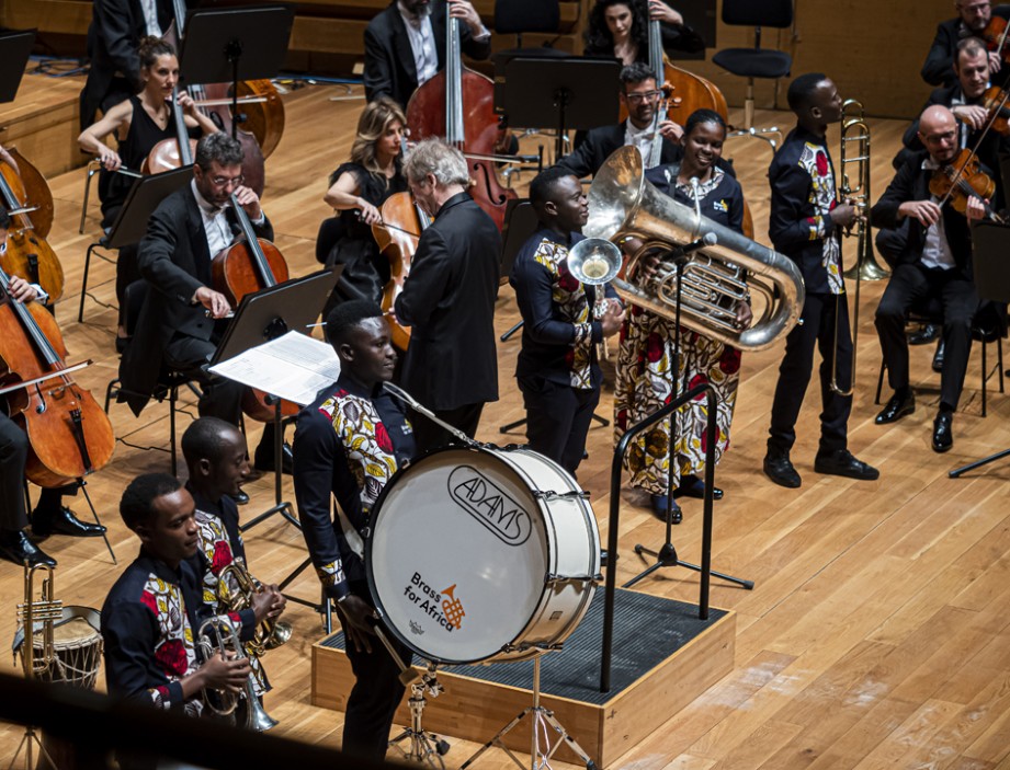 Thierry Fischer con la Sinfónica de Castilla y León y Brass for Africa