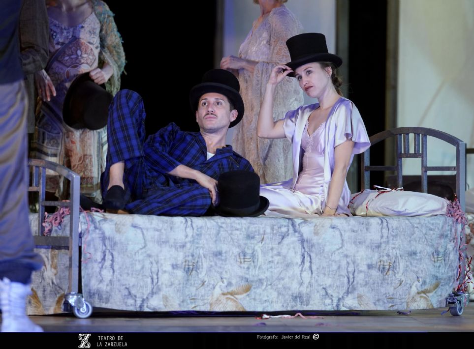 Crítica: Ricardo Llorca estrena en el Teatro de Zarzuela su ópera «Tres sombreros de copa»